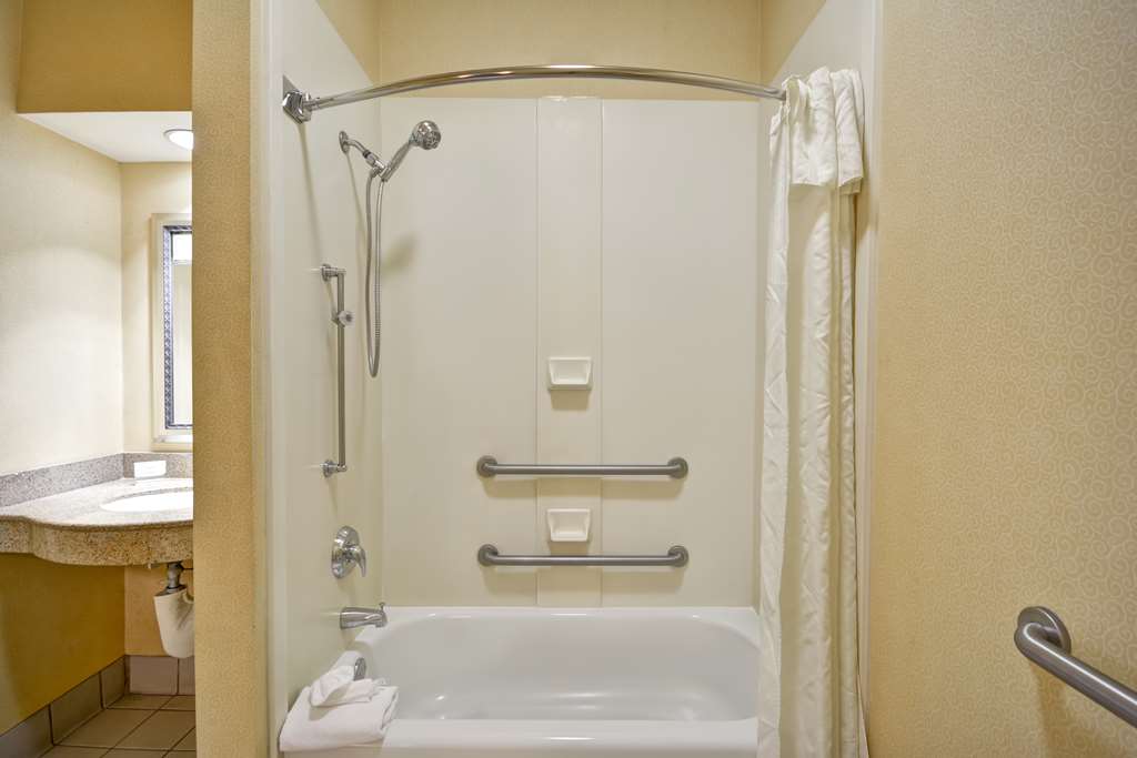 Guest room bath