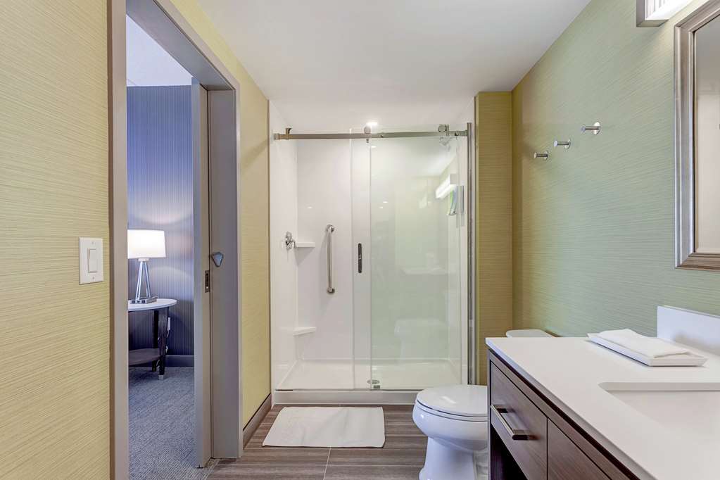 Guest room bath Home2 Suites by Hilton Toronto Brampton Brampton (905)216-1464