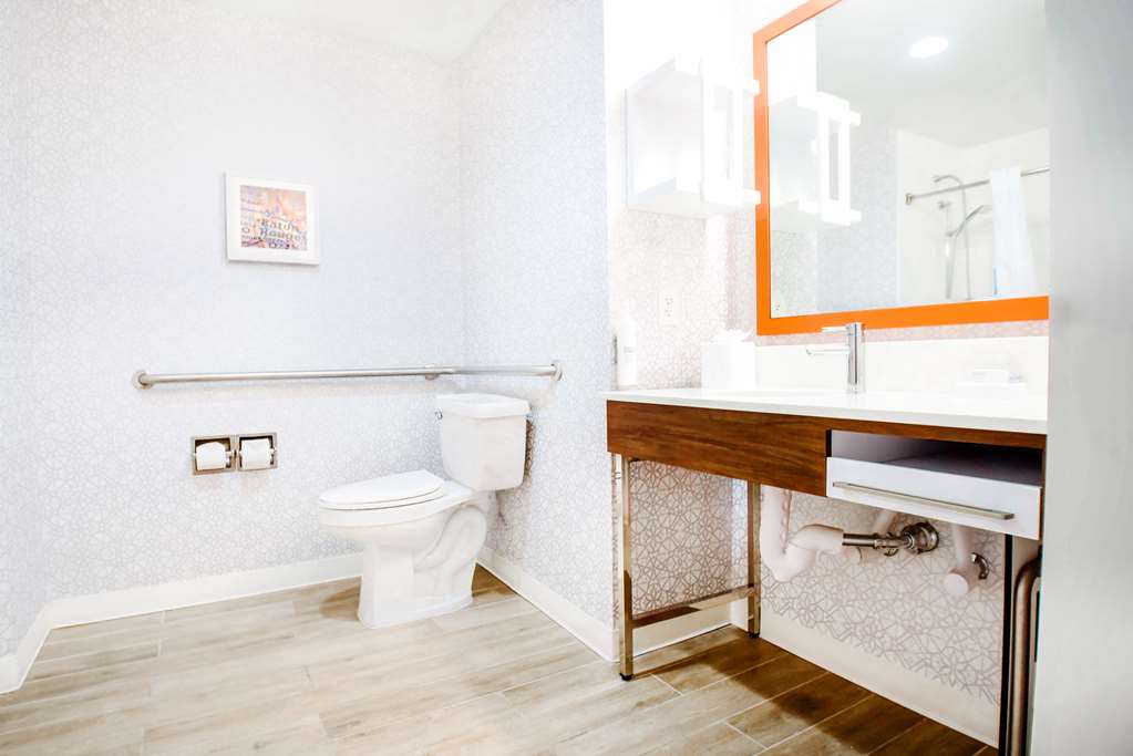 Guest room bath