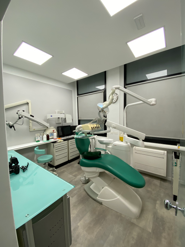 Images Studio Dentistico Repubblica dei Dottori Vespa e Pollice
