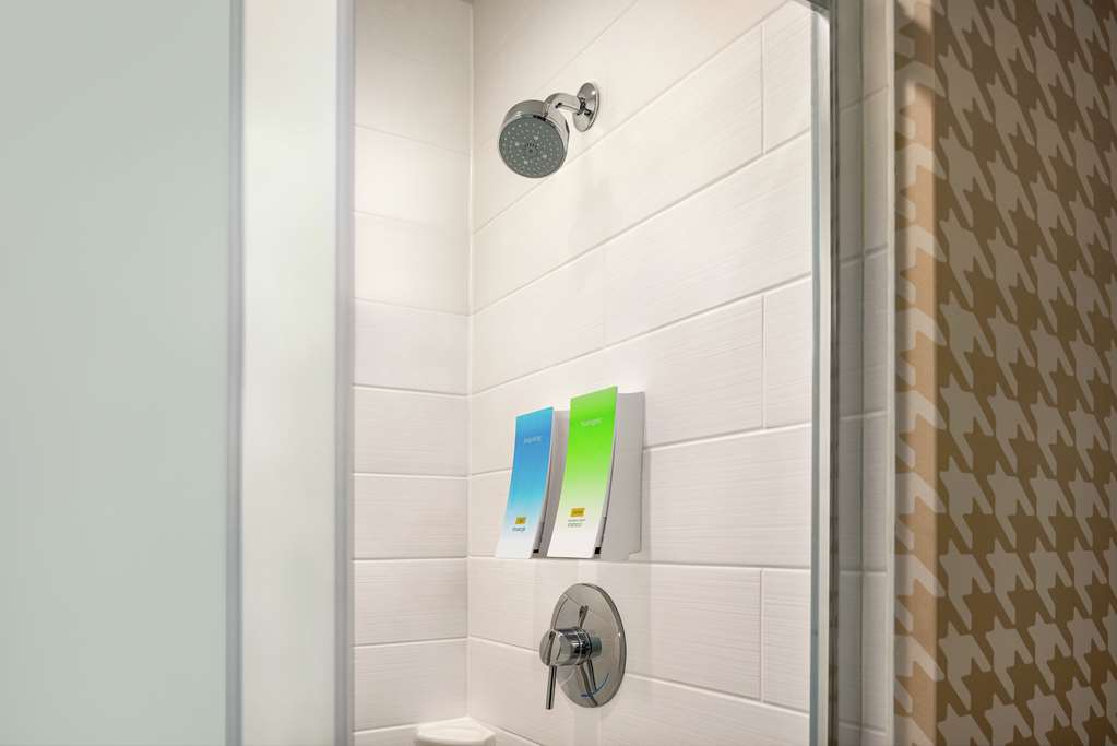 Guest room bath