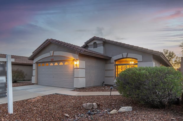 Images Aimee Groeschner REALTOR