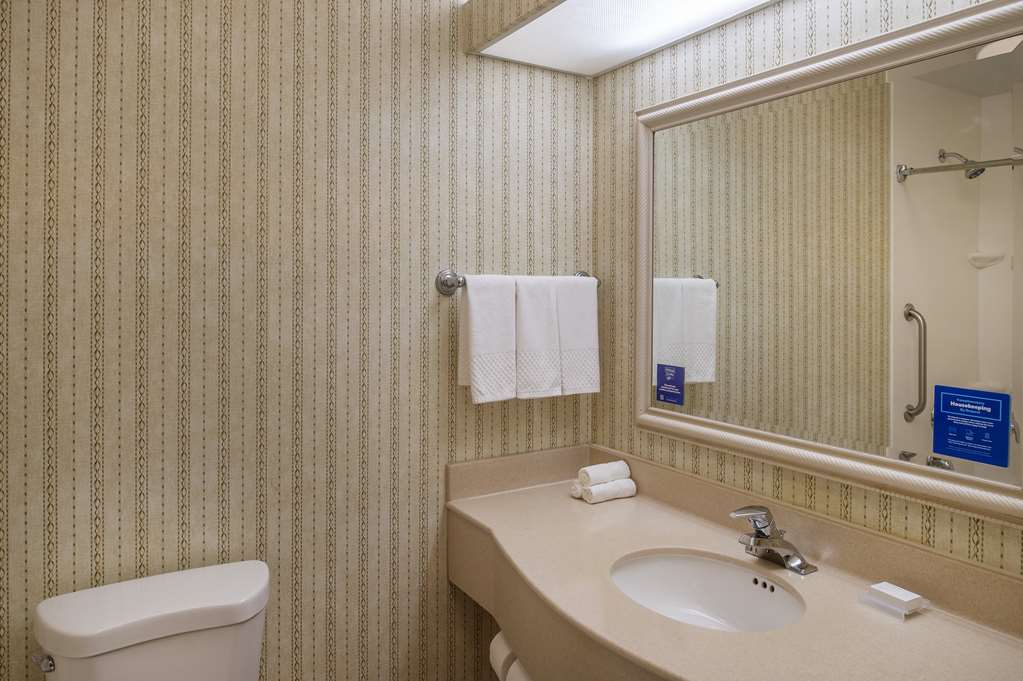 Guest room bath