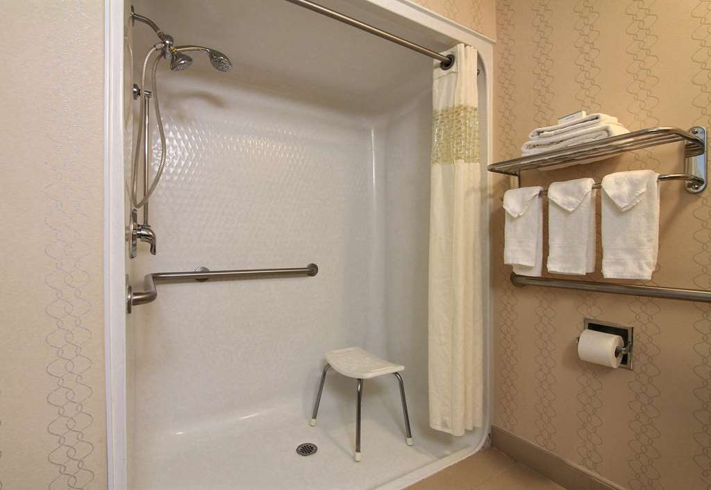 Guest room bath
