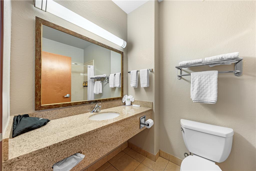 Double Queen Suite - Guest Bath