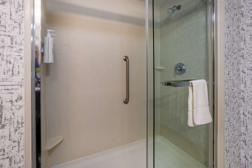 Guest room bath