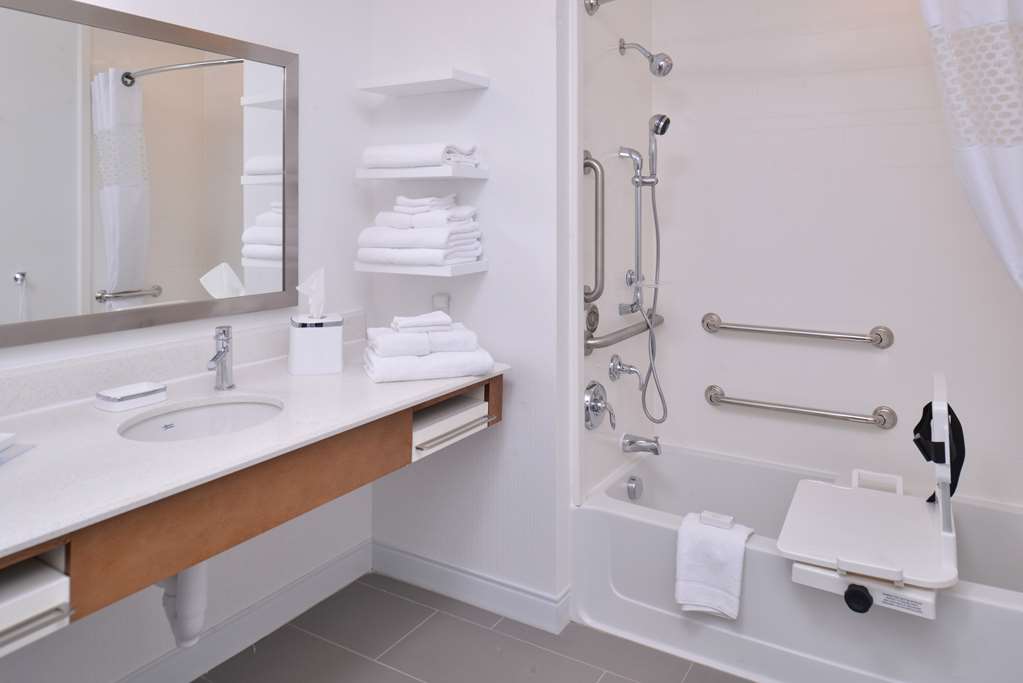 Guest room bath