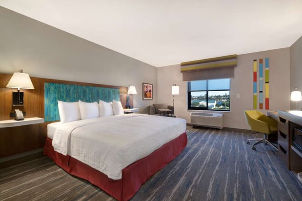 Images Hampton Inn & Suites Marina