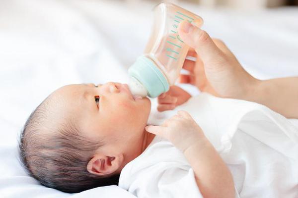 お風呂上がりにミルクを飲む赤ちゃん