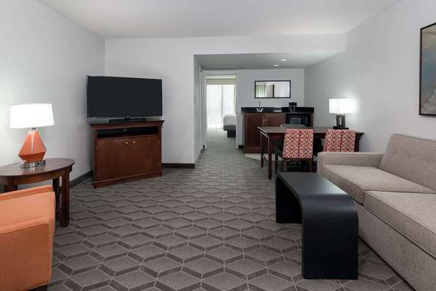 Images Embassy Suites by Hilton Dallas Park Central Area
