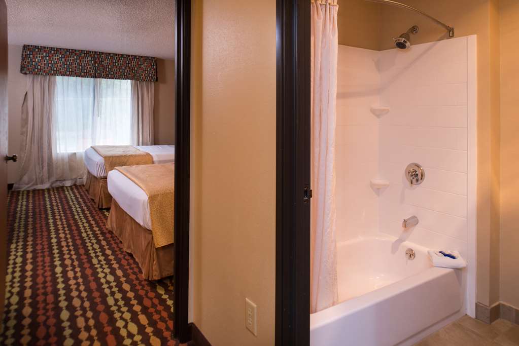 Two Queen Suite Best Western Ambassador Inn & Suites Wisconsin Dells (608)254-4477