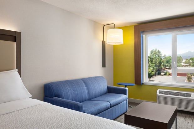 Images Holiday Inn Express & Suites Redding by IHG