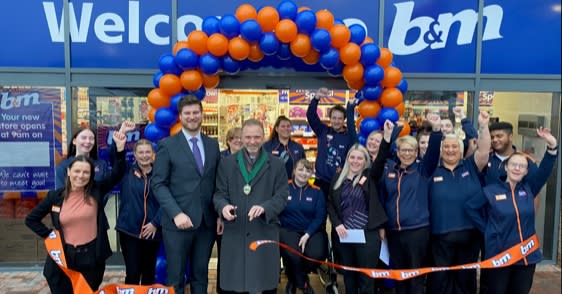 Store staff at B&M's new store in Hednesford were delighted to welcome the local mayor and local charity Newlife Cannock. The charity received £250 worth of B&M vouchers for taking part in B&M's special day.
