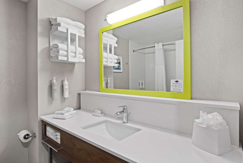 Guest room bath