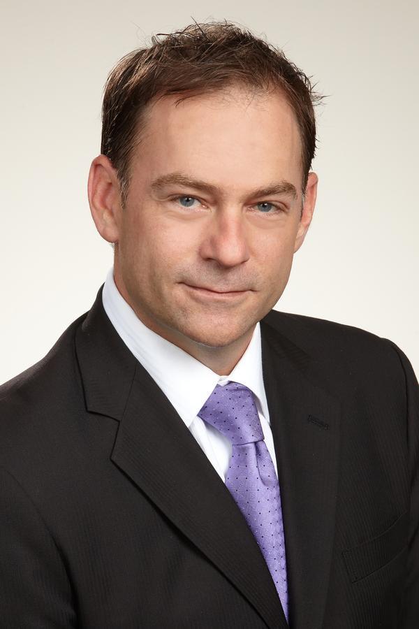 Edward Jones - Financial Advisor: Robert Lipfeld Toronto (416)227-0711