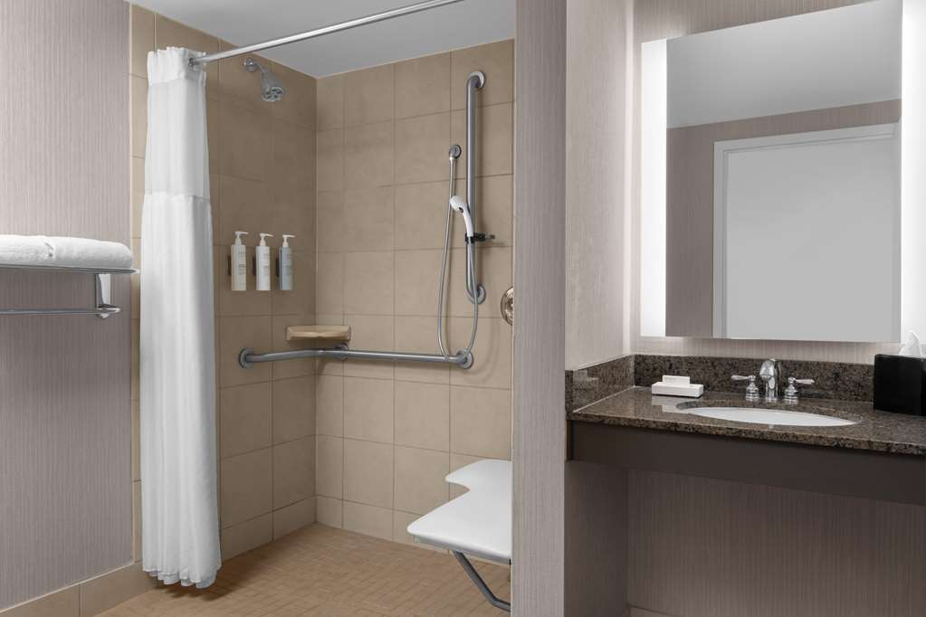 Guest room bath