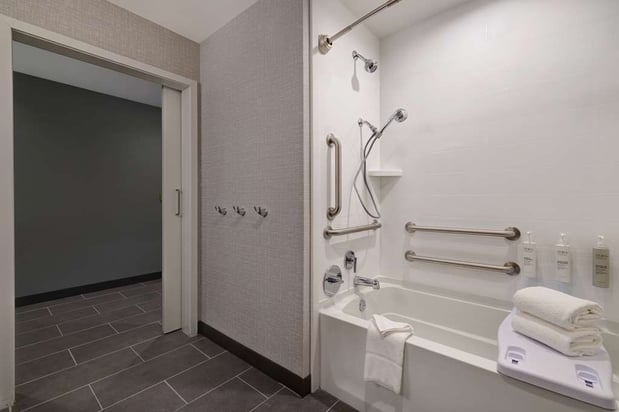 Images Hampton Inn & Suites Marina