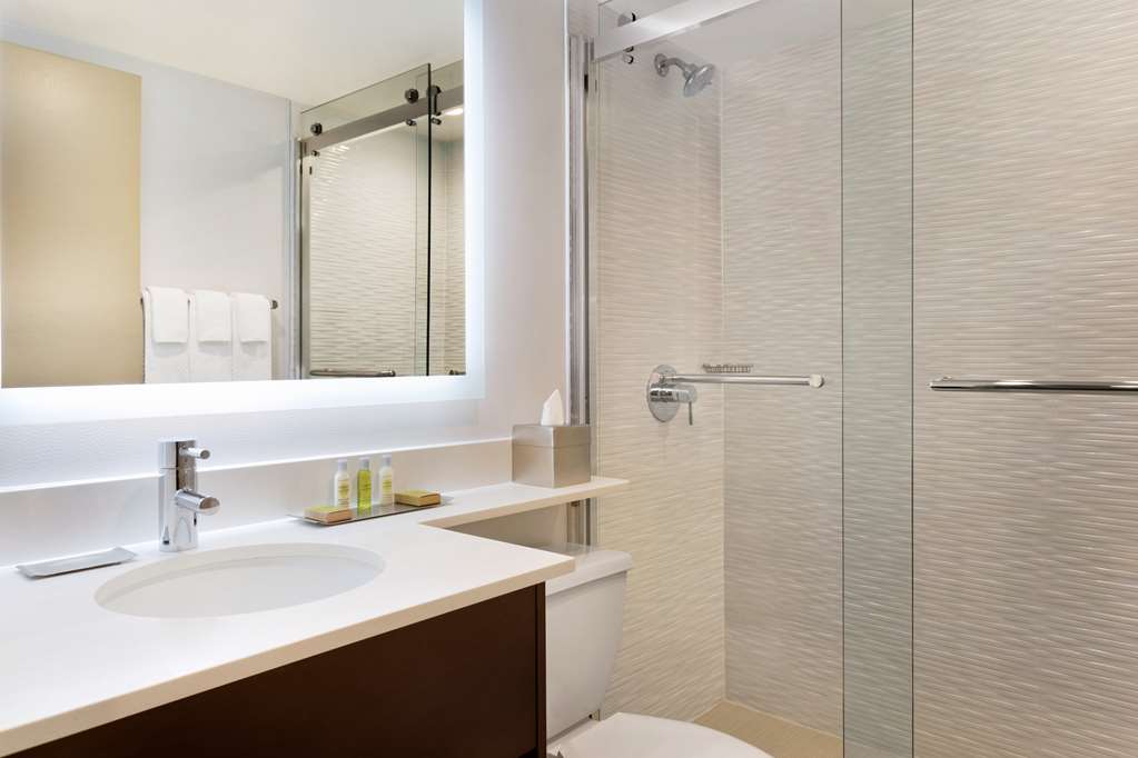 Guest room bath DoubleTree by Hilton Hotel Toronto Airport West Mississauga (905)624-1144