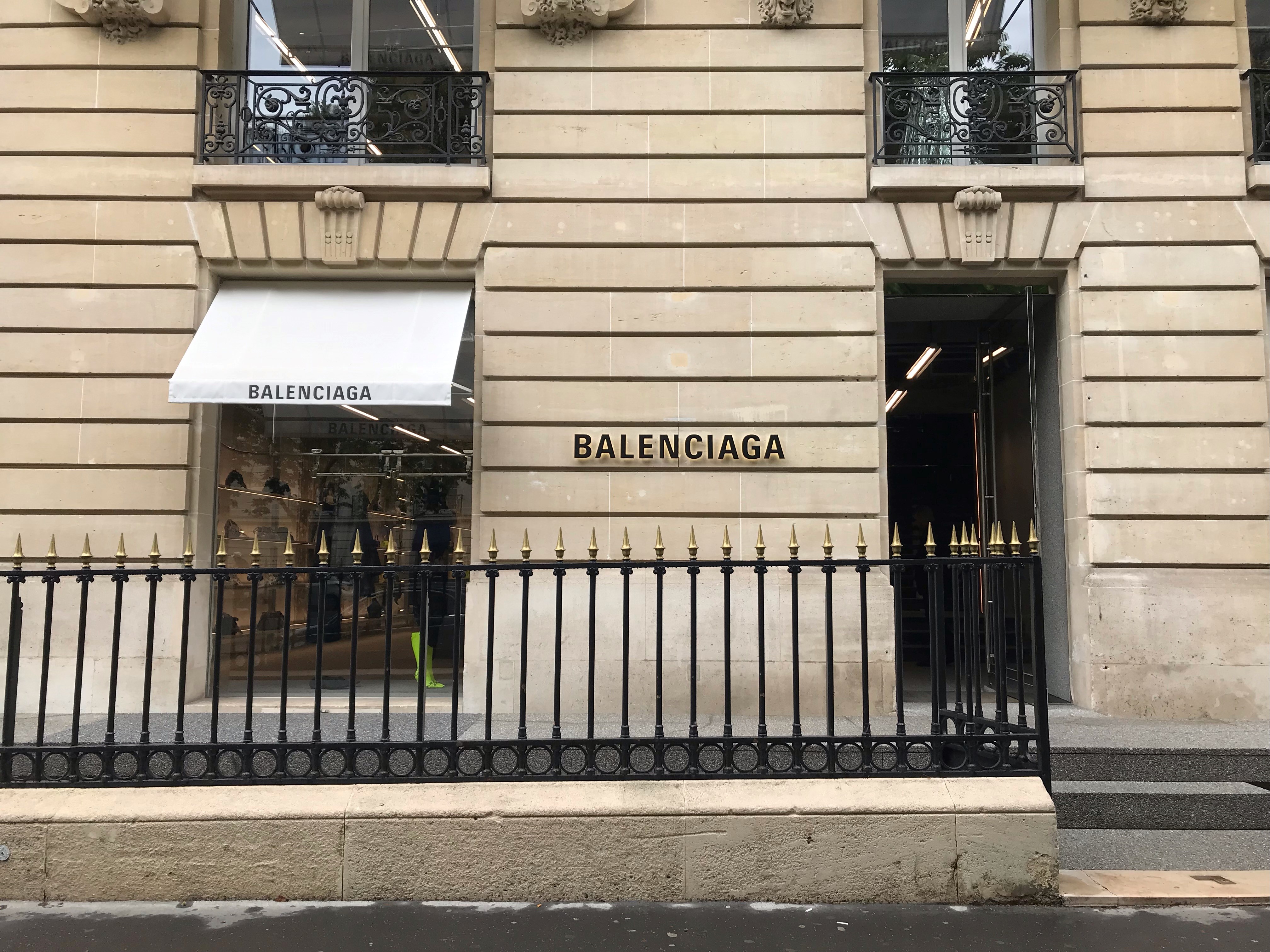 Bekijk het internet Klassiek Onbepaald BALENCIAGA à Paris 08 75008 (57, Avenue Montaigne): Adresse, horaires,  téléphone - 118000.fr