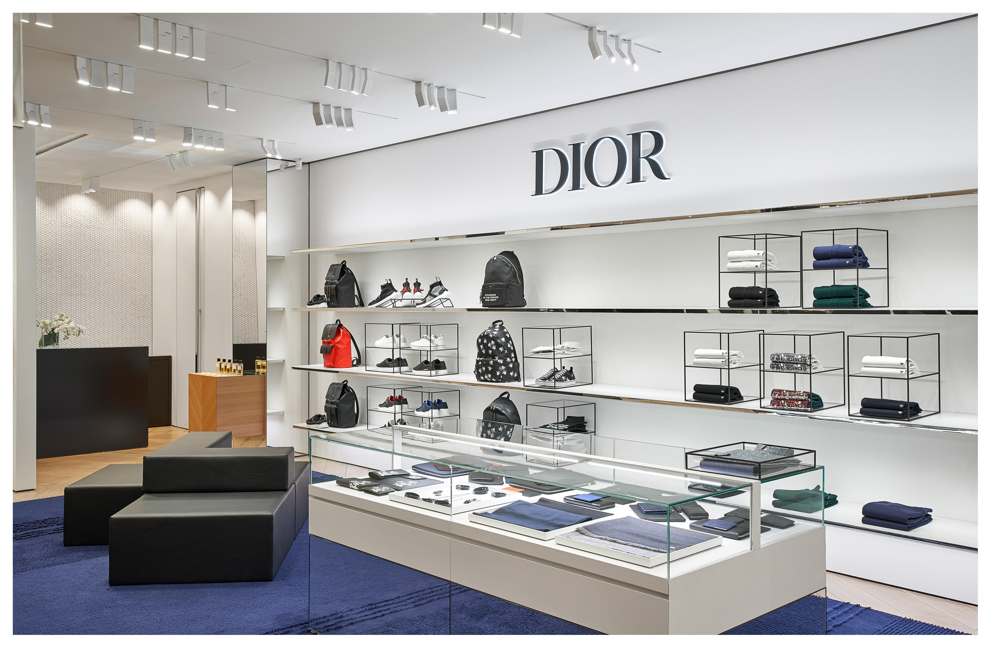 Монобренд. Корнер Dior в ЦУМЕ. Магазин Кристиан диор в Москве. Бутик Dior ЦУМ. Бутик диор в Москве.