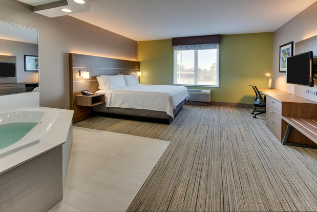 Images Holiday Inn Express & Suites Columbus - Ft Benning Maingate by IHG