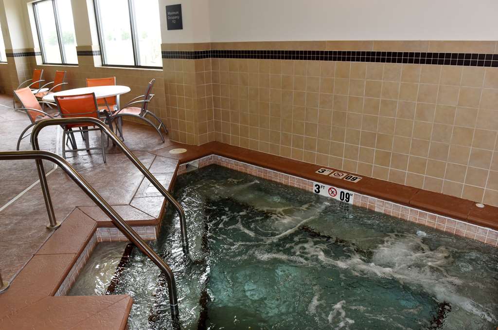 Pool Hampton Inn & Suites Fargo Medical Center Fargo (701)356-8070