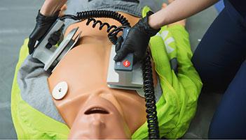Defibrillieren mit automatisiertem externen Defibrillator