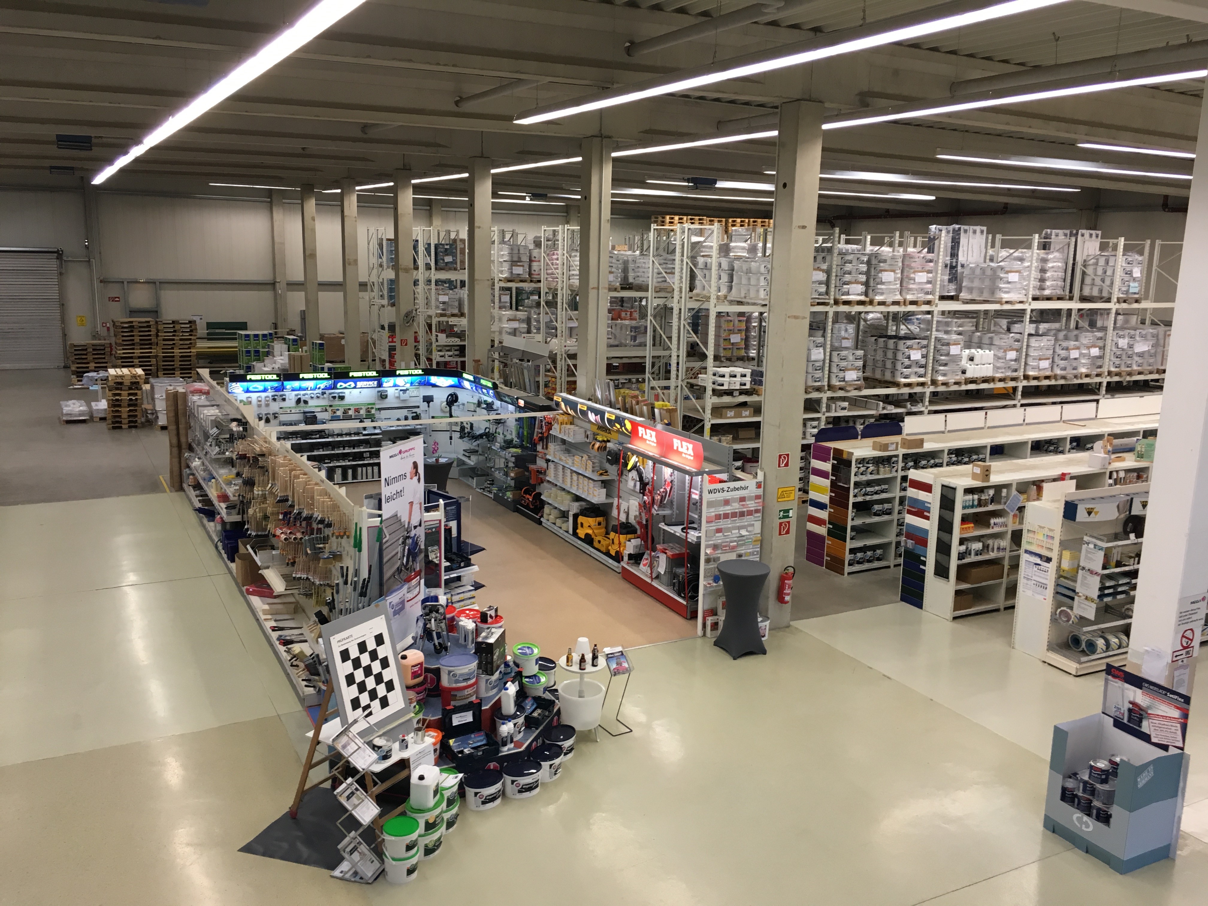 Standortbild Innenraum Lager MEGA eG Stralsund, Großhandel für Maler, Bodenleger und Stuckateure