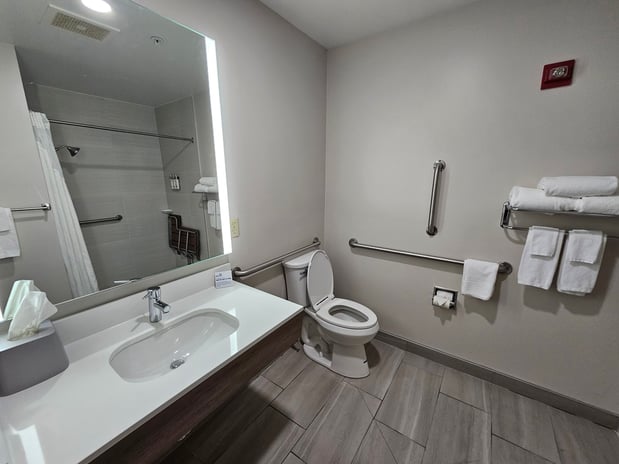 Images Holiday Inn Express & Suites Cincinnati-Blue Ash by IHG