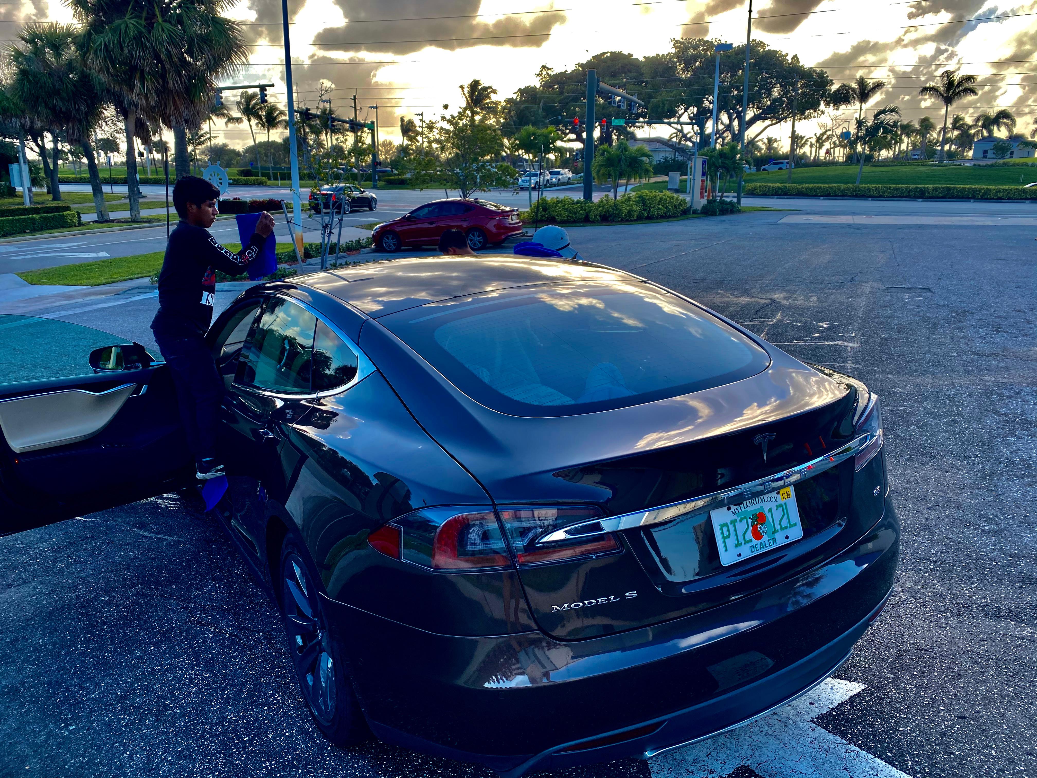 Hector's Car Wash Photo