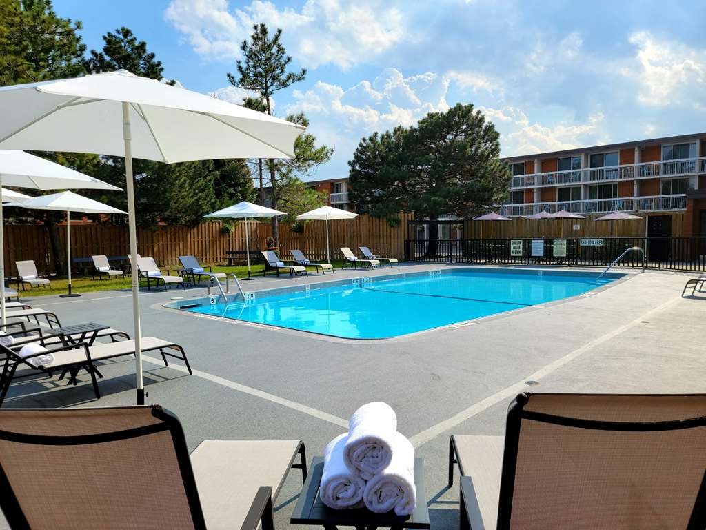 Best Western Parkway Hotel Toronto North à Richmond Hill: Oasis Outdoor Pool + Patio - Seasonal