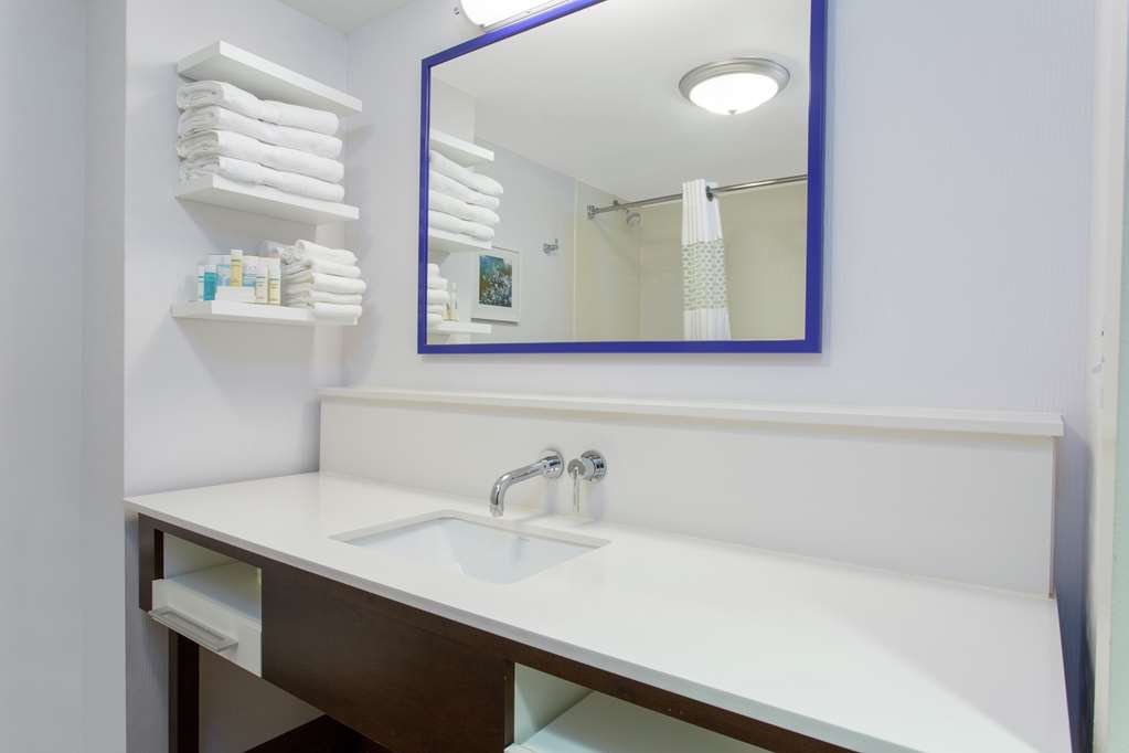 Guest room bath