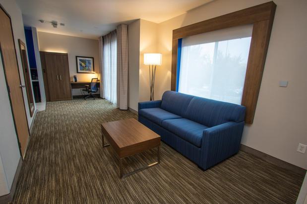 Images Holiday Inn Express & Suites Roseville - Galleria Area, an IHG Hotel
