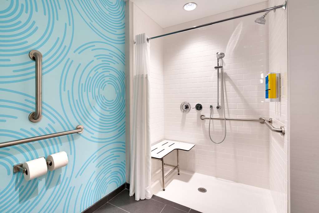 Guest room bath