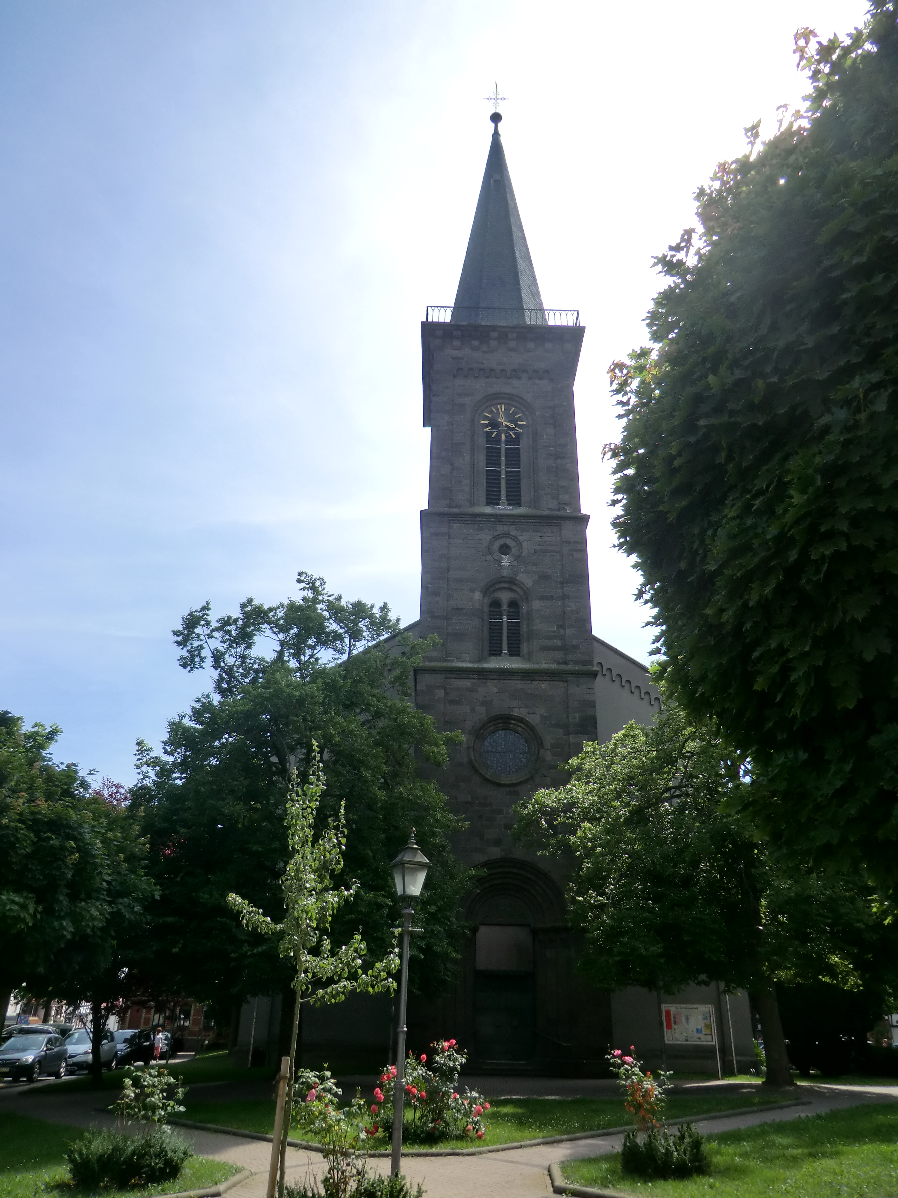 Der Turm der Stadtkirche Grünberg hat eine Höhe von 53,10 m. In ihm hängen 28 m über dem Kirchplatz 3 Glocken.