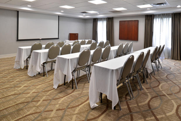 Images Holiday Inn Express & Suites Lafayette by IHG