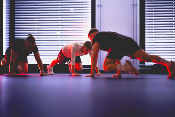 Funktionelles Gruppentraining mit Übungen am Boden - David Nikolaitschik - Personal Trainer in Mannheim