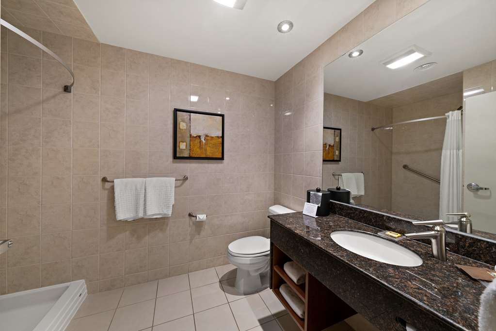Bathroom - Suite King with Jetted Tub Best Western Plus Orangeville Inn & Suites Orangeville (519)941-3311