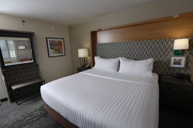 Images Holiday Inn & Suites Chicago North Shore (Skokie) by IHG