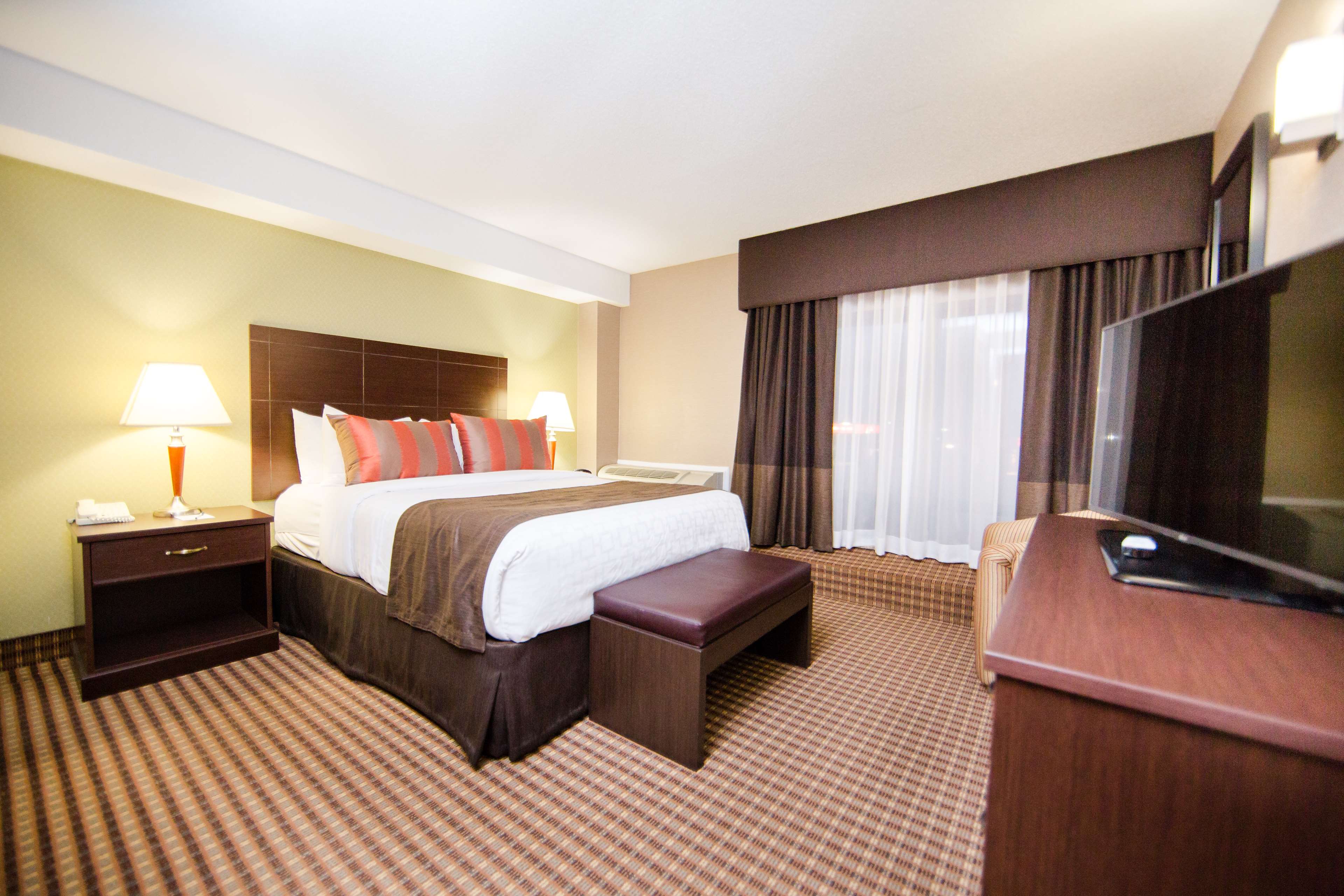 King Suite Bedroom Best Western Plus Ottawa Kanata Hotel & Conference Centre Ottawa (613)828-2741