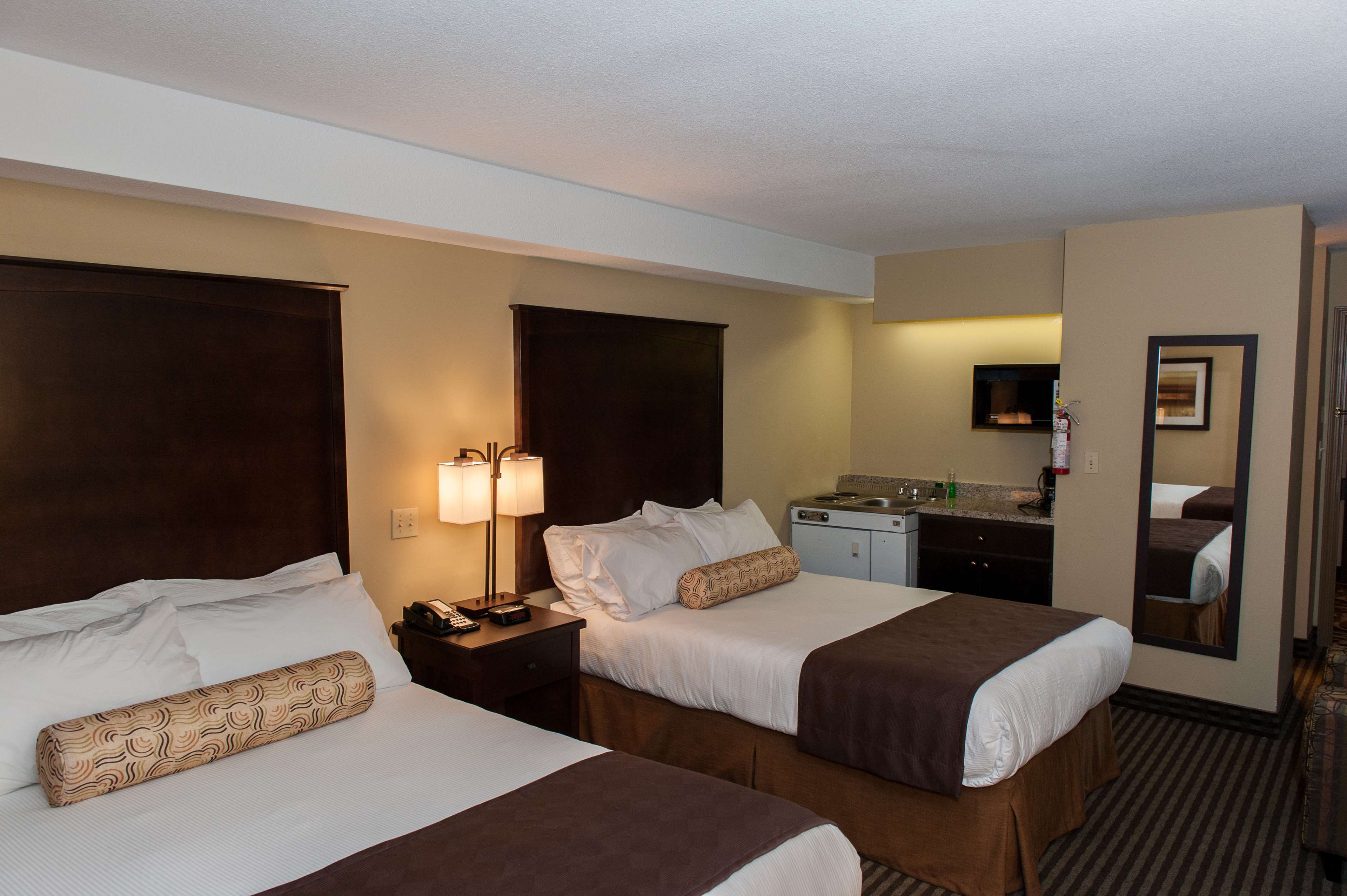 Best Western Maple Ridge Hotel à Maple Ridge: Double Bedded Room with Kitchenette