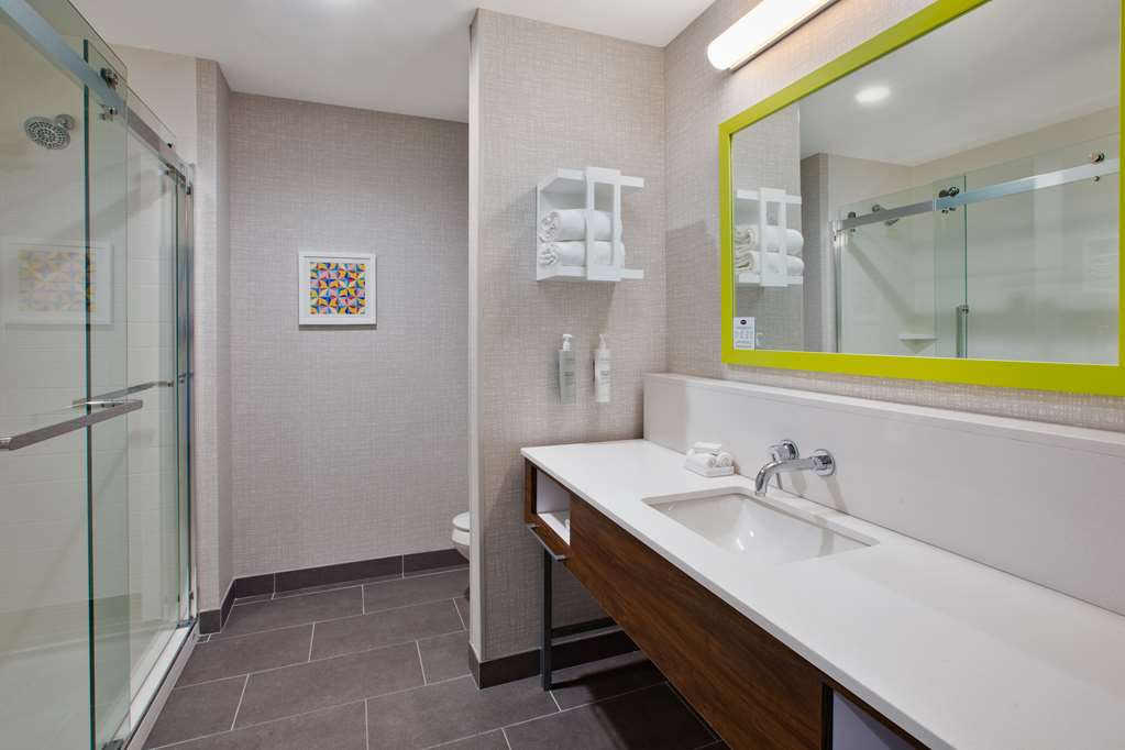 Guest room bath