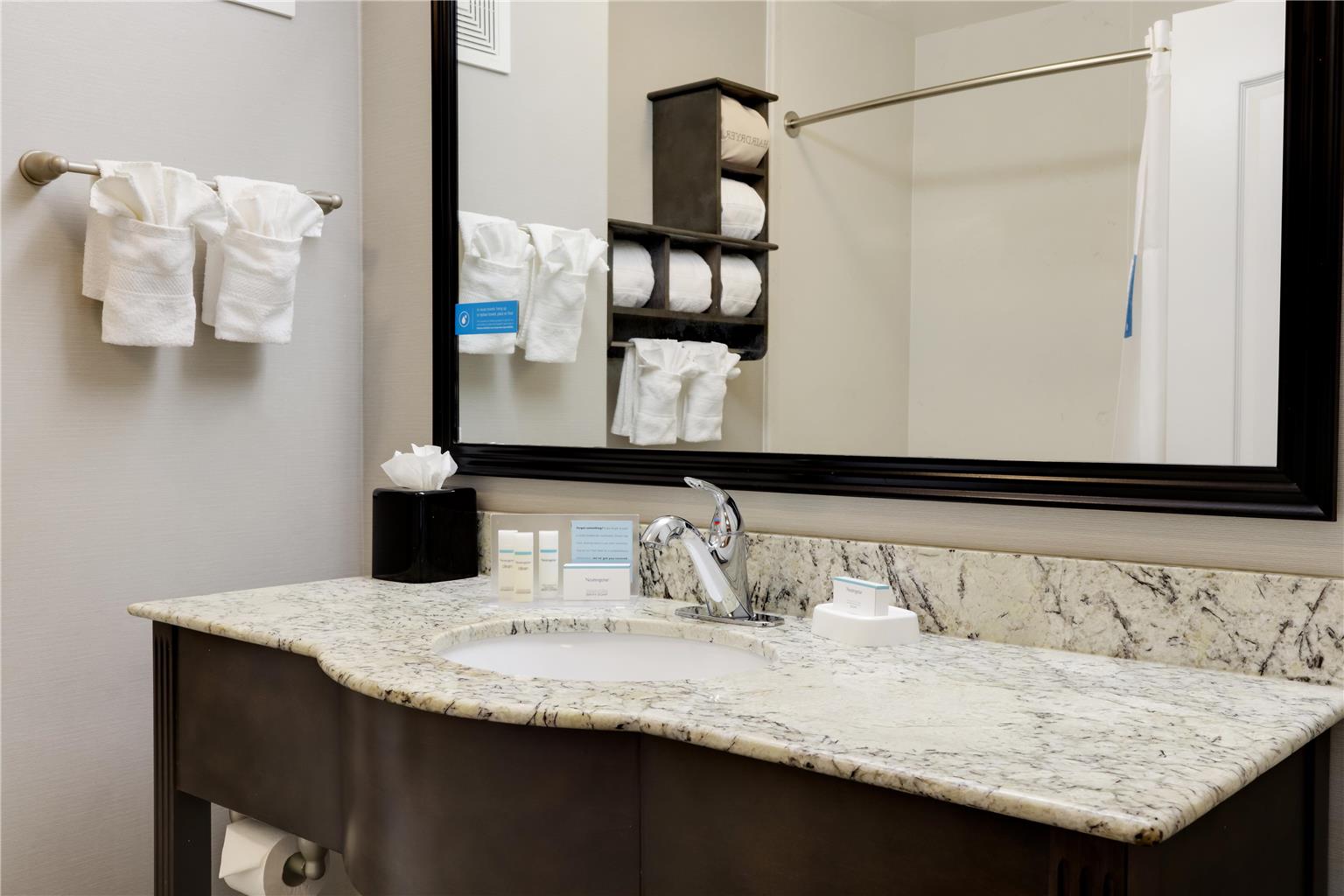 Guest room bath