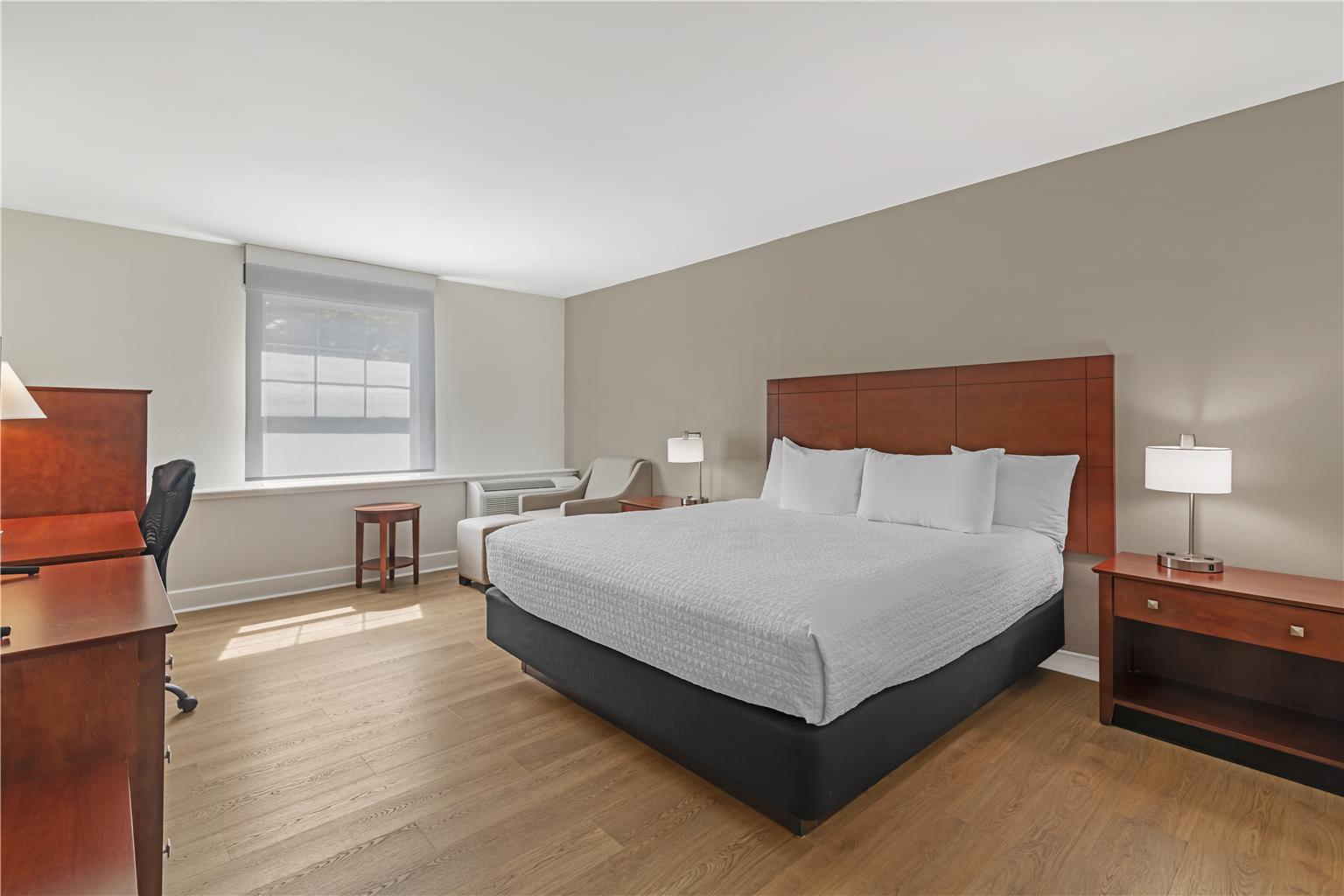 ADA King Bedroom with Bathtub
