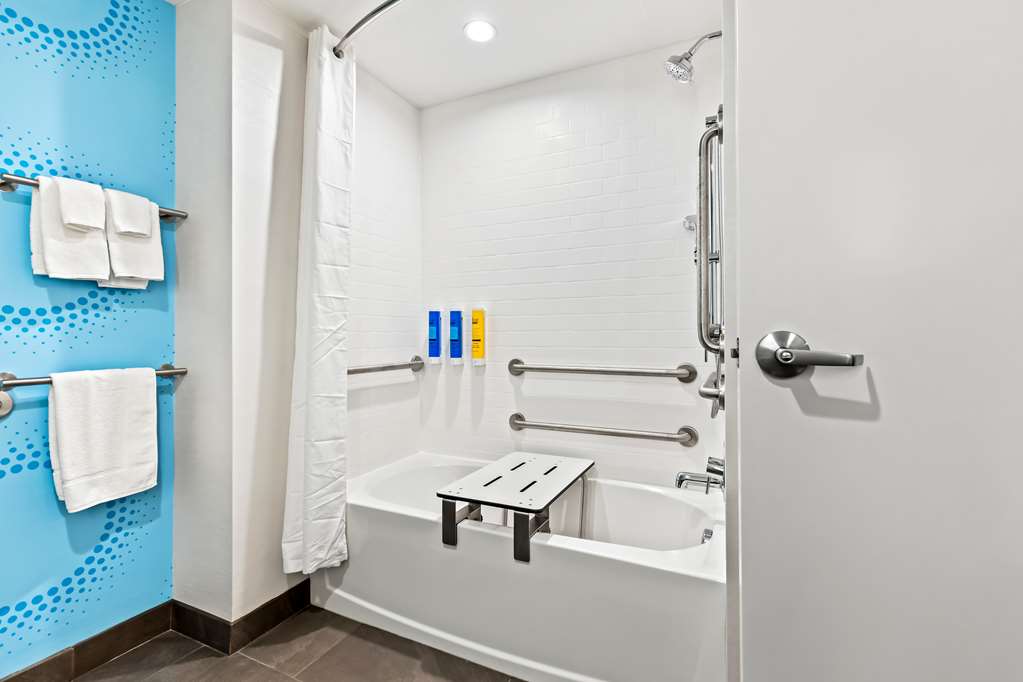 Guest room bath