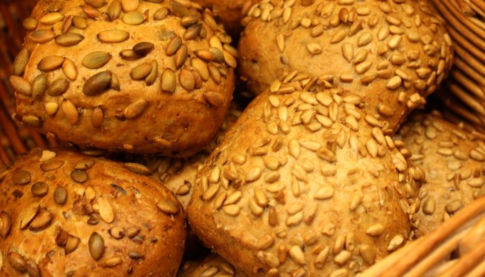 Frisch gebackenes Brot & Brötchen