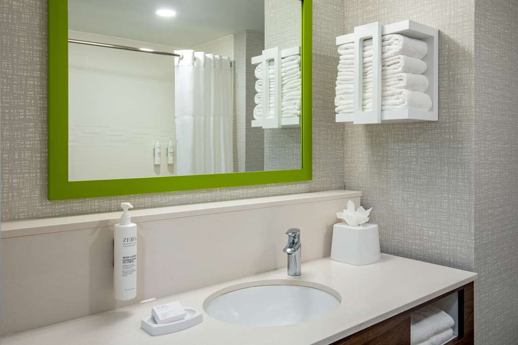 Guest room bath