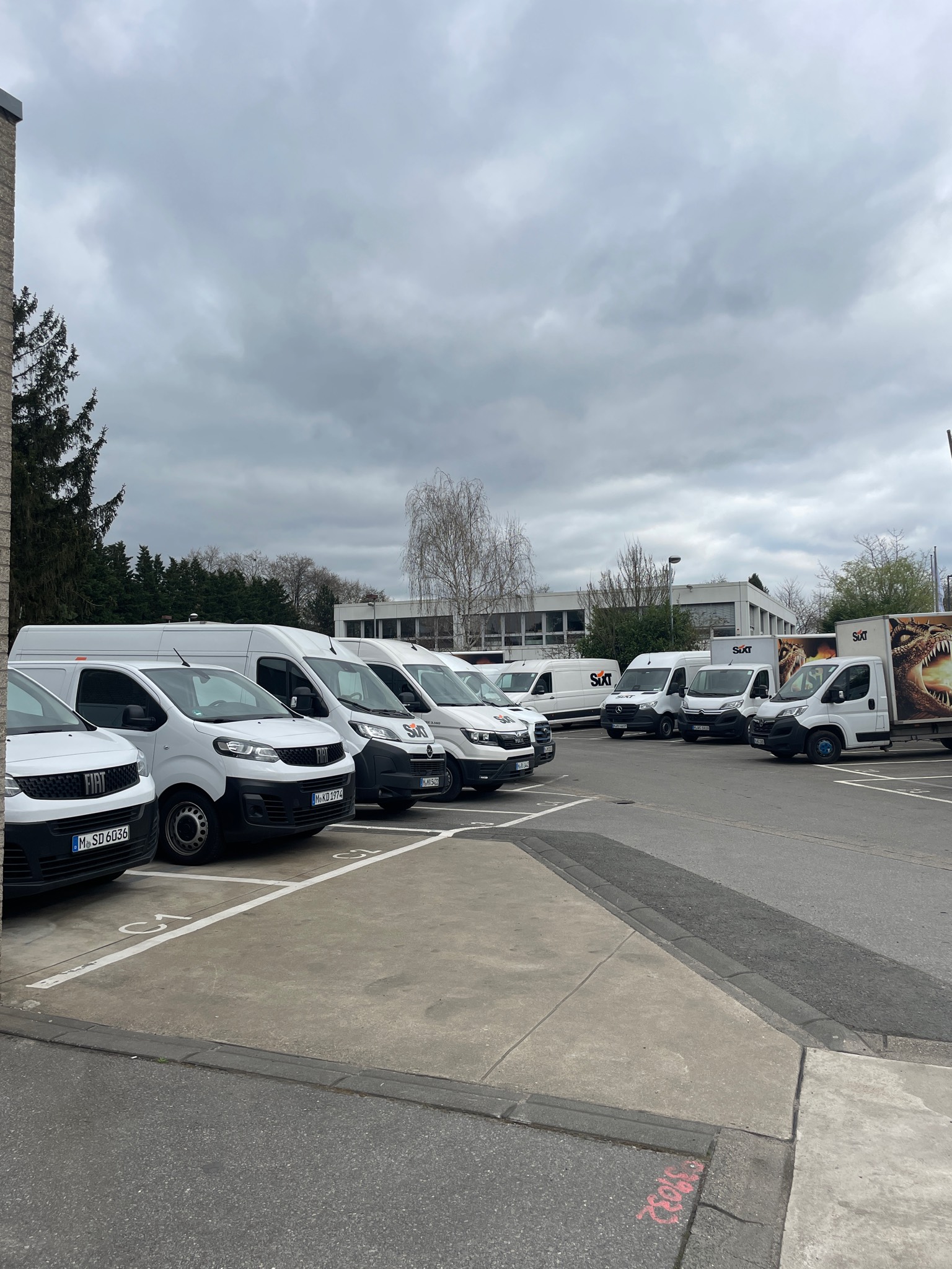 SIXT Truck Center Düsseldorf, Tilde-Klose-Weg 2-4 in Düsseldorf