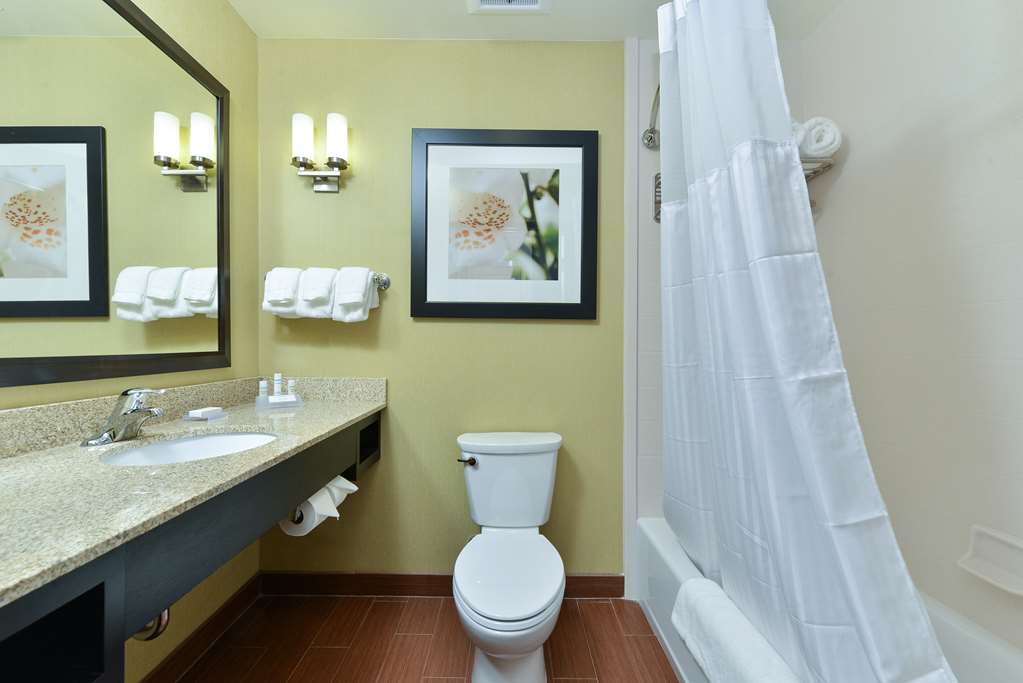 Guest room bath Hilton Garden Inn Cincinnati/West Chester West Chester (513)860-3170