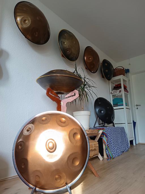 Du bist auf der Suche nach einer passenden Handpan? Im Handpan-Showroom Dresden bieten wir Dir eine abwechslungsreiche Auswahl der unterschiedlichsten Instrumente von verschiedenen Herstellern zum ausprobieren und kaufen an.